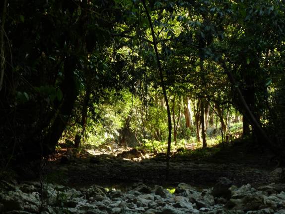 Caminhando pelo leito do rio quase seco, no parque Siete Altares, em Livingston, no litoral da Guatemala